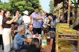Chợ quê cồn Tân Thuận Đông nườm nượp khách đến tham quan
