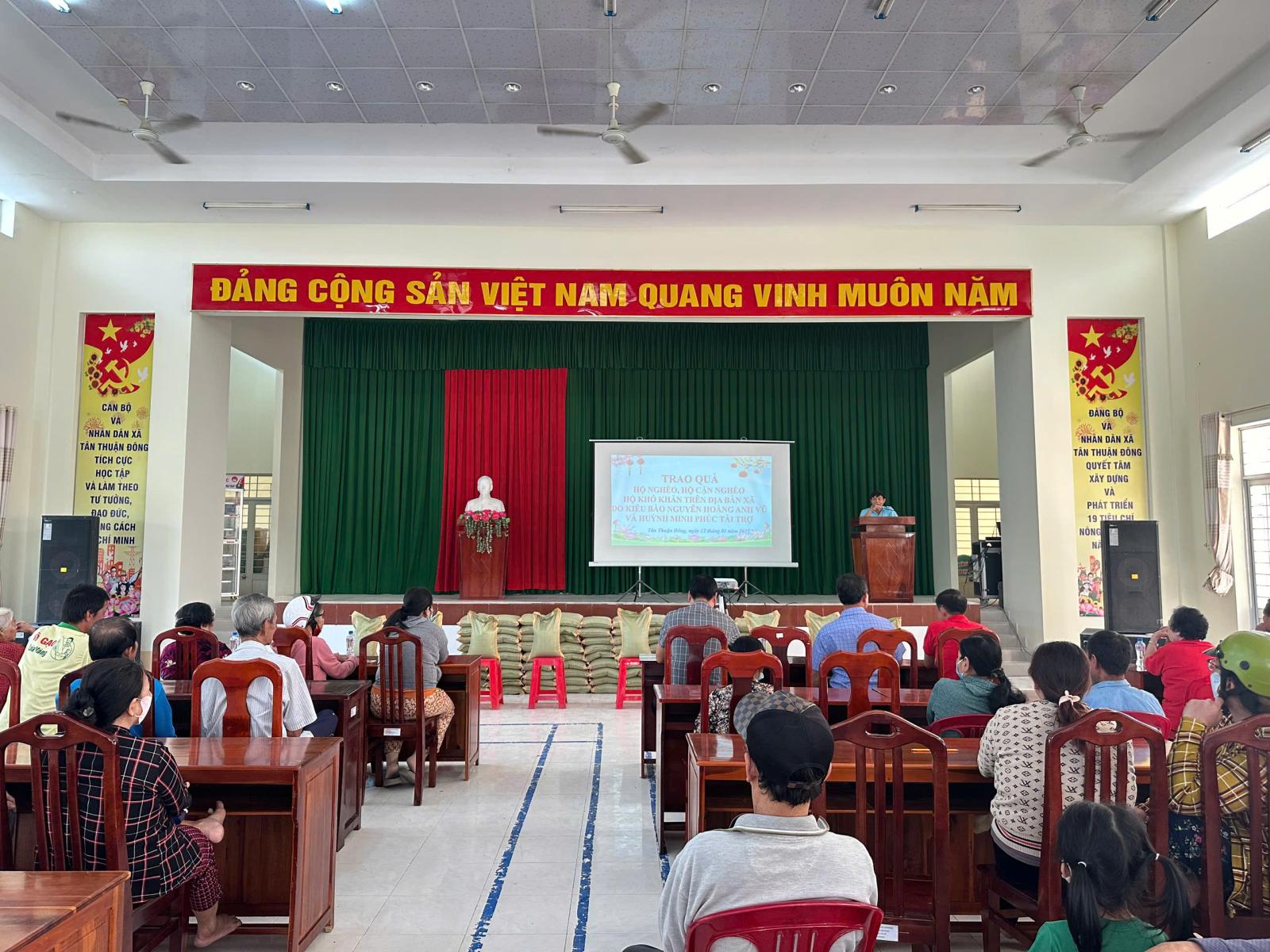 TRAO QUÀ HỘ NGHÈO, HỘ CẬN NGHÈO, KHÓ KHĂN NHÂN DỊP TẾT NGUYÊN ĐÁN ẤT TỴ 2025
