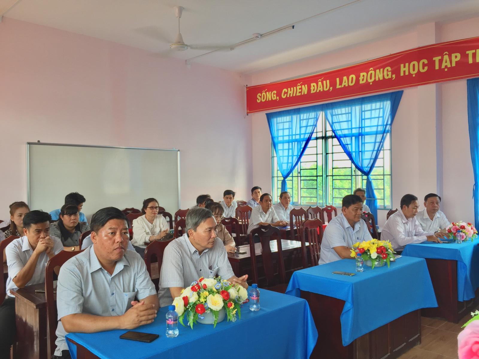  Lễ trao quyết định bổ nhiệm Hiệu phó trường Tiểu học Trần Phú đối với thầy Nguyễn Tiến Trung