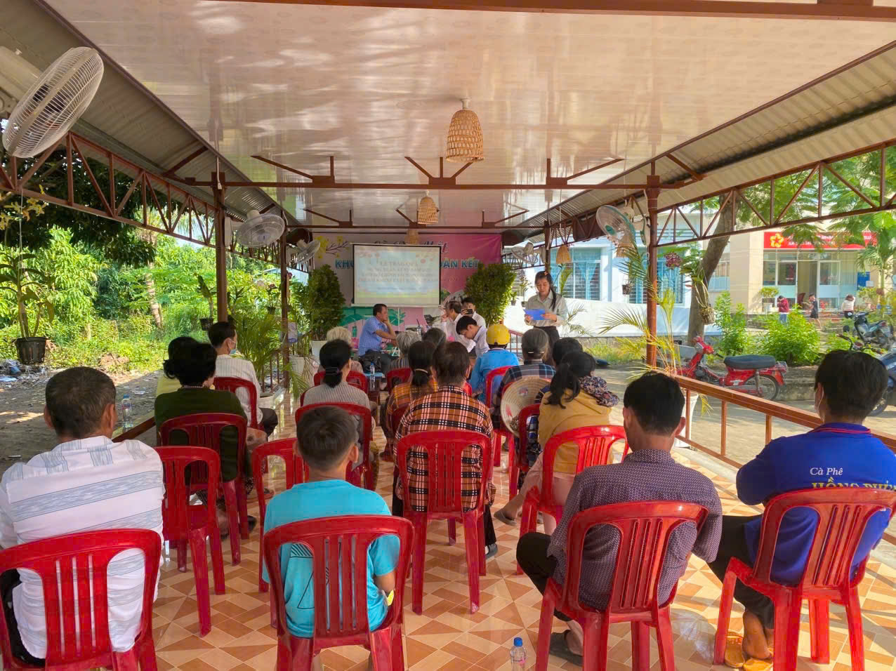 LỄ TRAO QUÀ MỪNG XUÂN ẤT TỴ NĂM 2025 CHO HỘ CHÍNH SÁCH, HỘ NGHÈO, TRẺ EM KHUYẾT TẬT