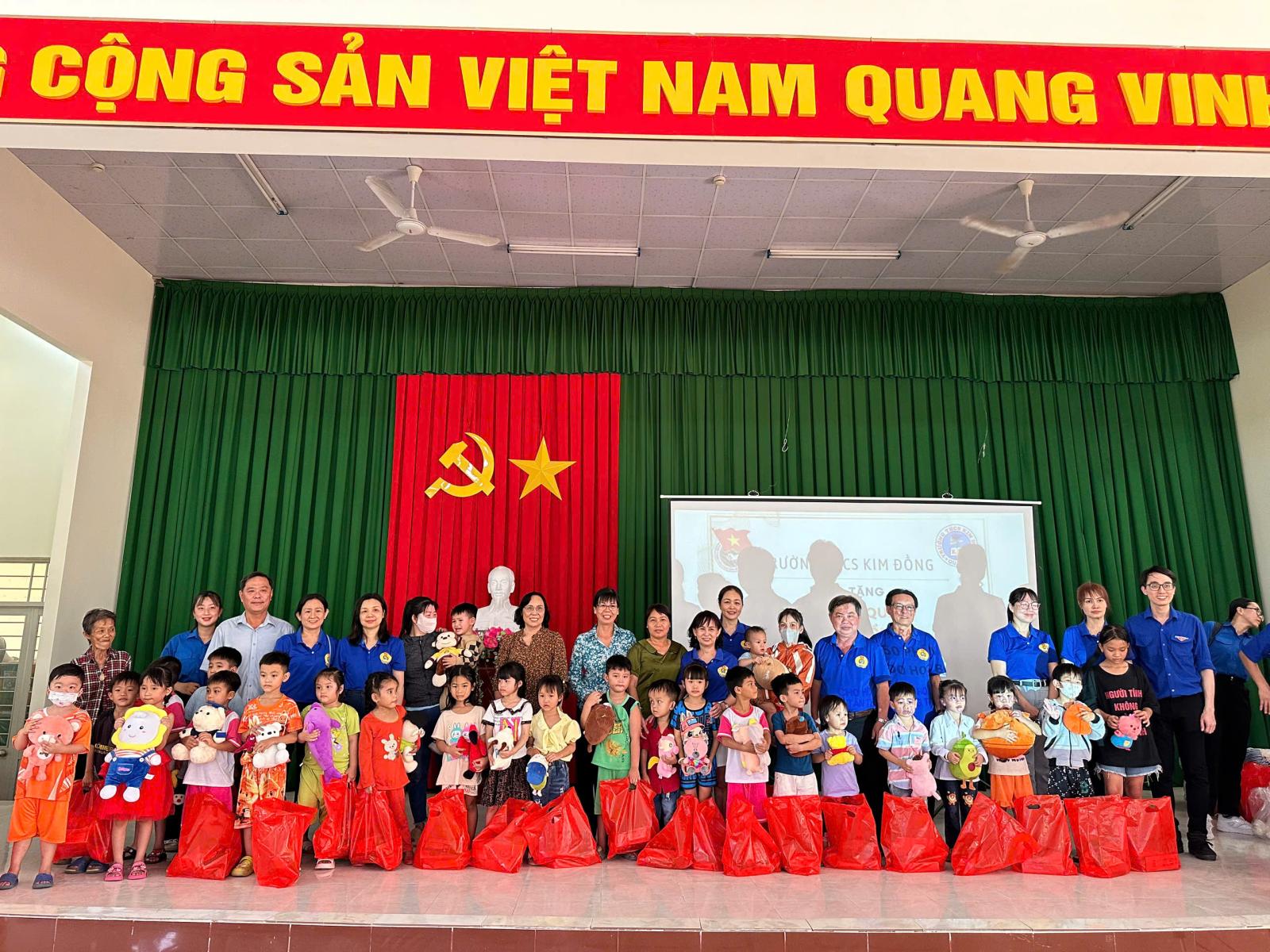 CHƯƠNG TRÌNH TRAO TẶNG QUÀ VÀ HỌC BỔNG CHO HỌC SINH CÓ HOÀN CẢNH KHÓ KHĂN TRÊN ĐỊA BÀN XÃ TÂN THUẬN ĐÔNG