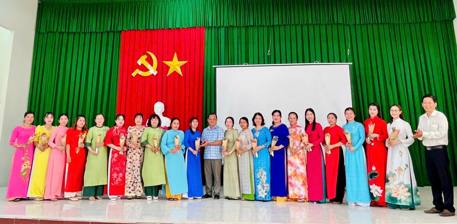 CHƯƠNG TRÌNH HỌP MẶT 8/3; ĐỐI THOẠI GIỮA CẤP ỦY VÀ CHÍNH QUYỀN ĐỊA PHƯƠNG VỚI HỘI VIÊN PHỤ NỮ TRÊN ĐỊA BÀN XÃ
