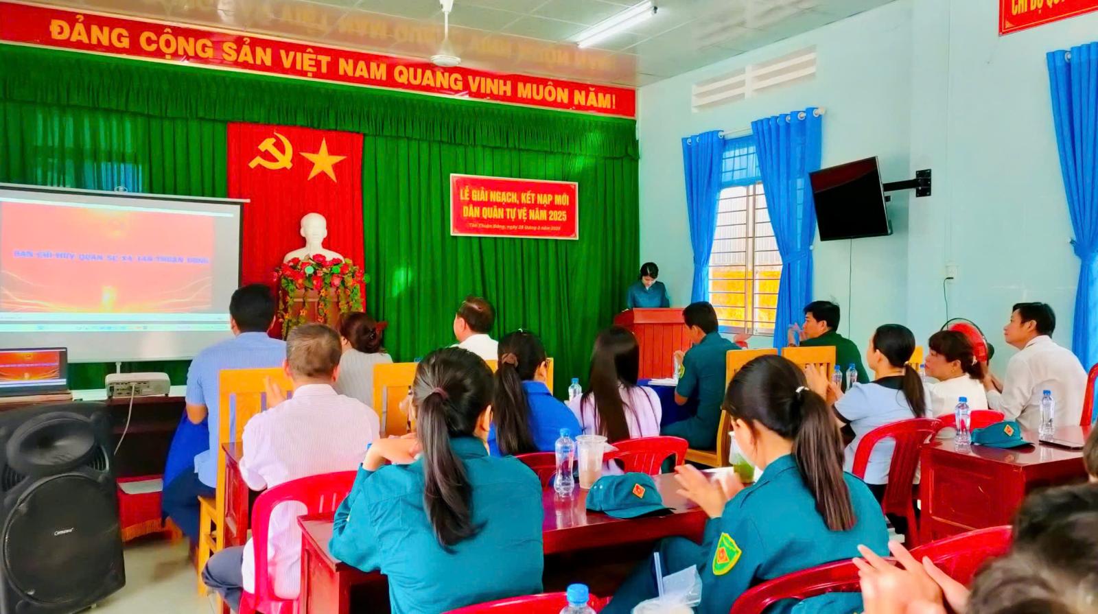 LỄ GIẢI NGẠCH, KẾT NẠP MỚI LỰC LƯỢNG DÂN QUÂN TỰ VỆ NĂM 2025